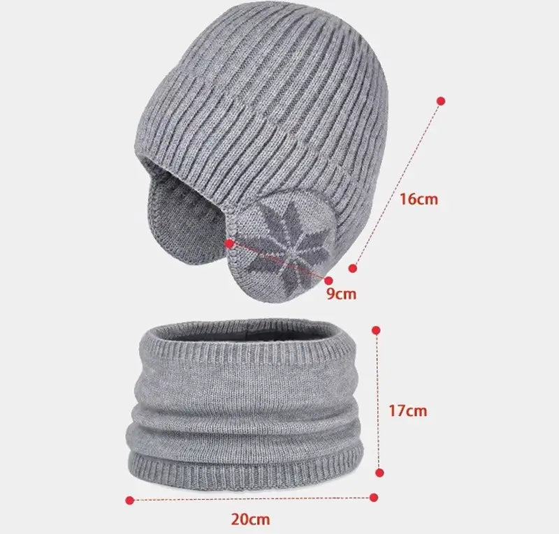 Ensemble cagoule enfant cache oreilles en tricot gris avec  motif étoile, illustré avec des dimensions : bonnet de 16 cm de hauteur, 9 cm pour les cache-oreilles, et écharpe de 17 cm de hauteur.