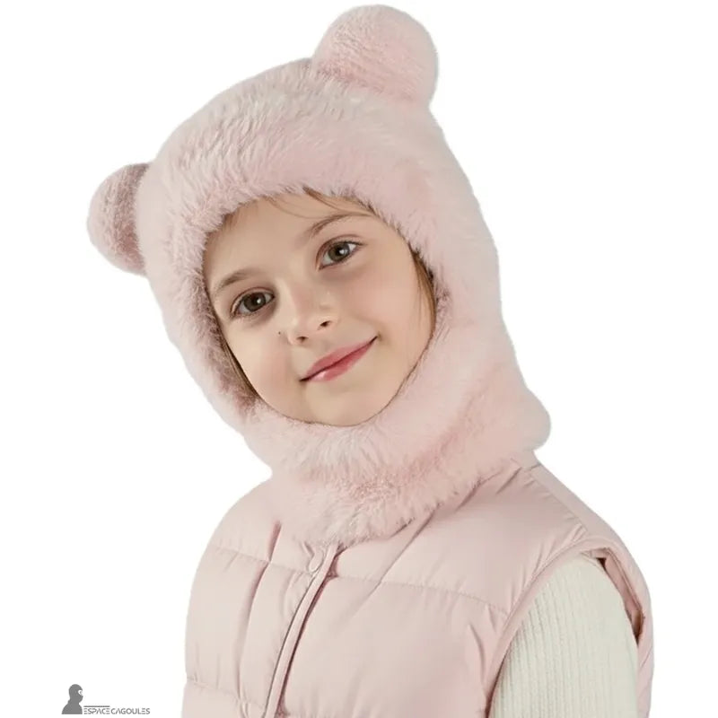 cagoule enfant fille â Fillette portant une cagoule rose duveteuse Ă petites oreilles dâours, visage dĂ©gagĂ© et expression douce, veste matelassĂ©e rose clair sur fond blanc â Espace Cagoules