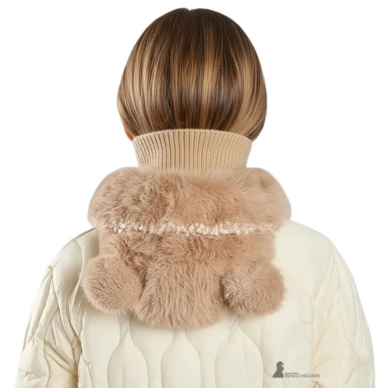cagoule enfant fille â Vue de dos dâune enfant portant une cagoule beige abaissĂ©e laissant apparaĂźtre les deux oreilles dâours en fourrure, col tricotĂ© montant, manteau crĂšme â Espace Cagoules