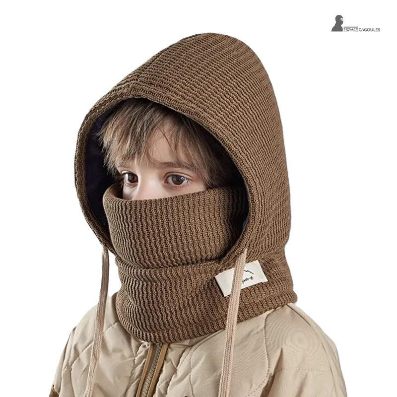 Cagoule enfant hiver avec tour de cou marron café portée par un garçon en manteau matelassé clair, capuche en maille chaude