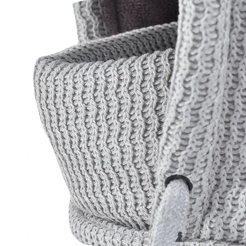 Cagoule enfant hiver avec tour de cou gris clair gros plan sur le détail du tricot épais et la texture de la maille