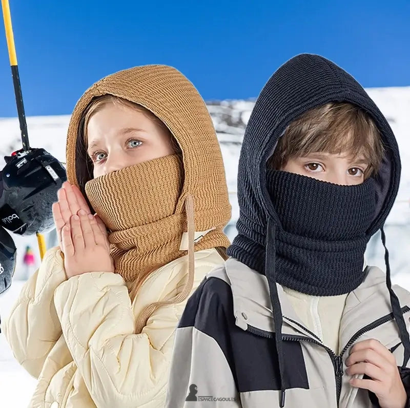 Cagoule enfant hiver avec tour de cou présentée sur deux enfants un en beige et un en noir devant un décor enneigé