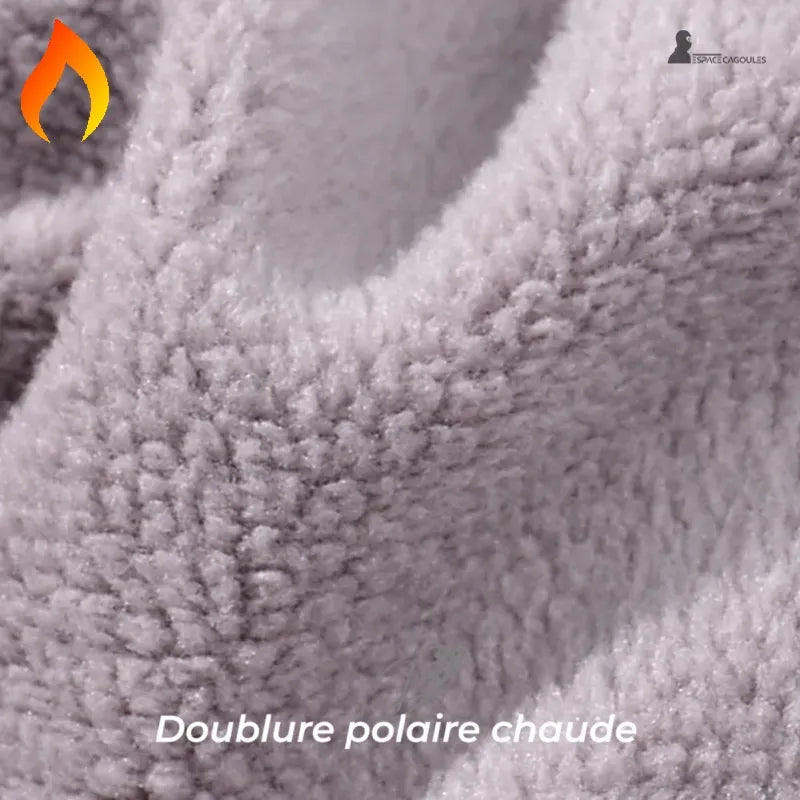 Cagoule enfant hiver avec tour de cou doublure polaire chaude gros plan sur la texture douce et isolante du tissu gris