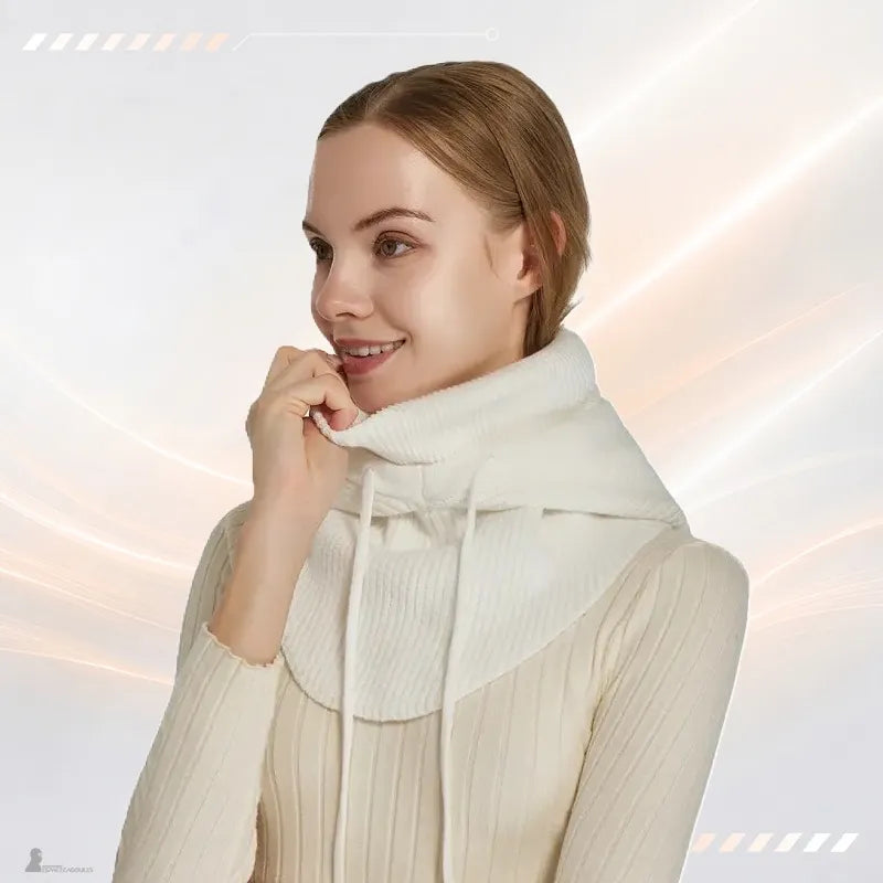 Cagoule femme blanche portée capuche baissée et col rabattu sur les épaules, vue de trois quarts, cordon de serrage apparent - Espace Cagoules