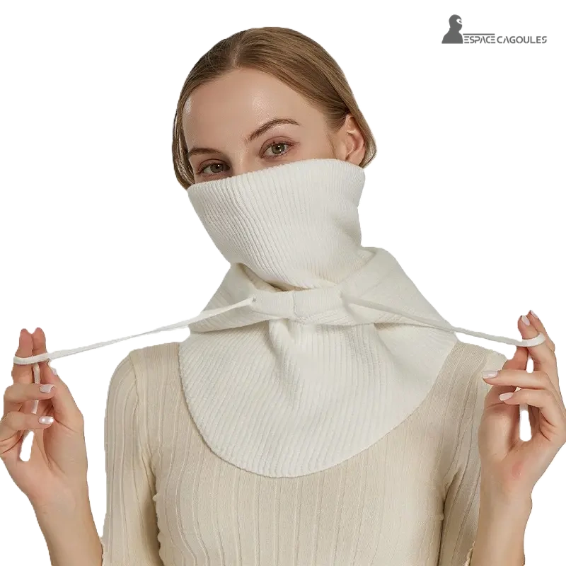 Femme portant la cagoule femme blanche avec le col montant remonté sur le bas du visage, cordons de serrage tendus - Espace Cagoules