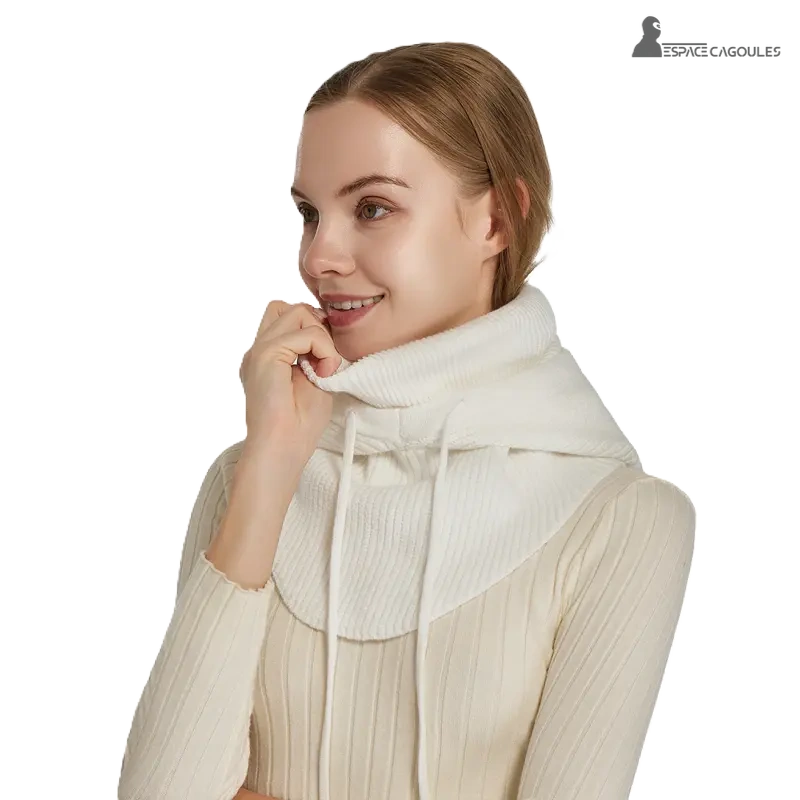 Femme portant la cagoule femme blanche avec la capuche rabattue, ne laissant que le tour de cou montant sur fond blanc - Espace Cagoules