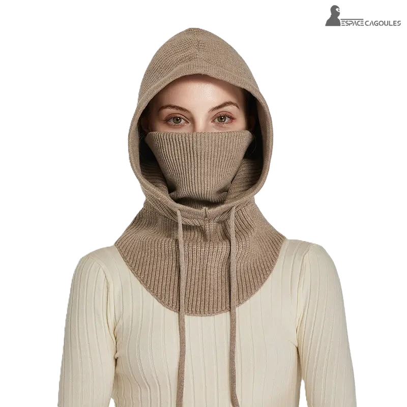 Vue de face de la cagoule femme camel à capuche relevée et masque couvrant le bas du visage, cordons de serrage apparents - Espace Cagoules