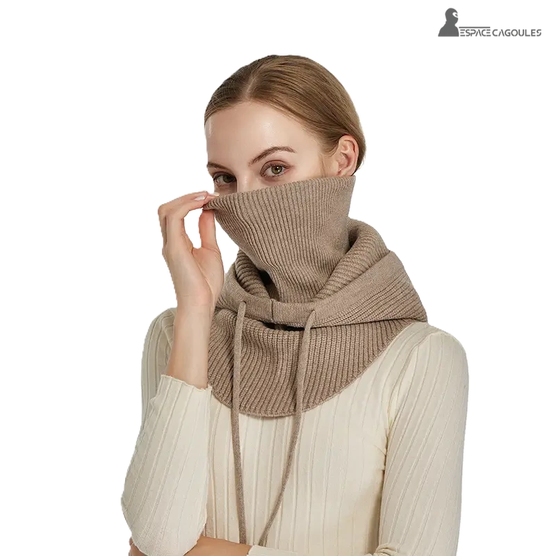 Cagoule Femme avec tour de cou intégré en maille camel, portée rabattue sous le menton par une femme, fond blanc isolé