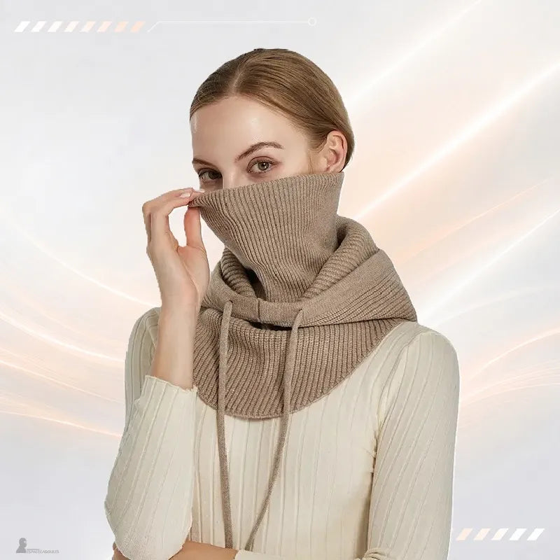 Cagoule femme camel portée capuche relevée et col rabattu sur le cou, visage dégagé, cordon de serrage pendant - Espace Cagoules