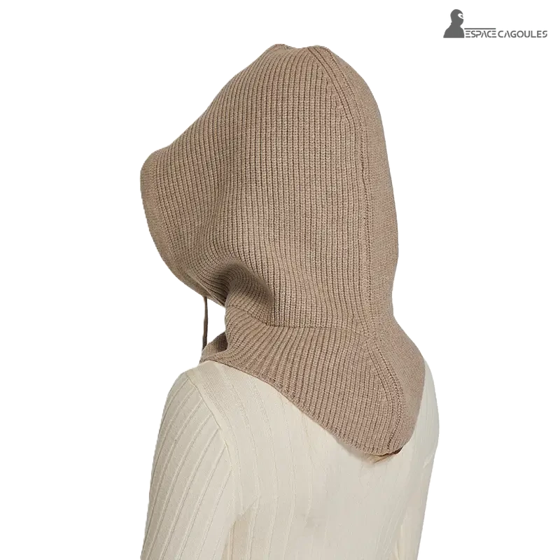 Vue de profil arrière de la cagoule femme camel montrant la capuche tricot côtelé et la coupe couvrant la nuque - Espace Cagoules