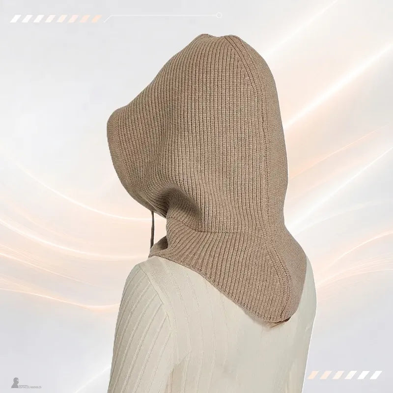 Vue de dos d'une cagoule femme camel à capuche tricotée montrant la découpe en V descendant sur les épaules - Espace Cagoules
