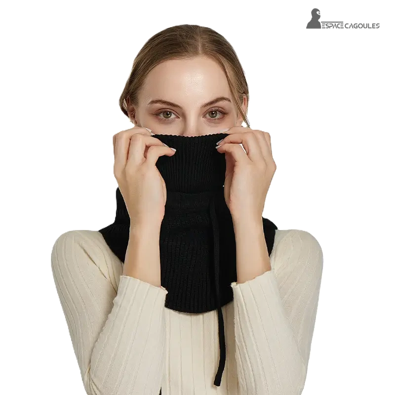 Femme remontant le tour de cou noir de la cagoule femme sur le bas du visage, capuche rabattue, sur fond blanc - Espace Cagoules