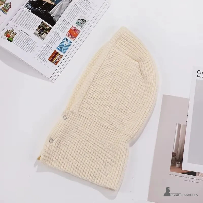 Cagoule Femme Beige photographiée à plat sur un fond blanc avec magazines, mettant en avant sa forme ergonomique