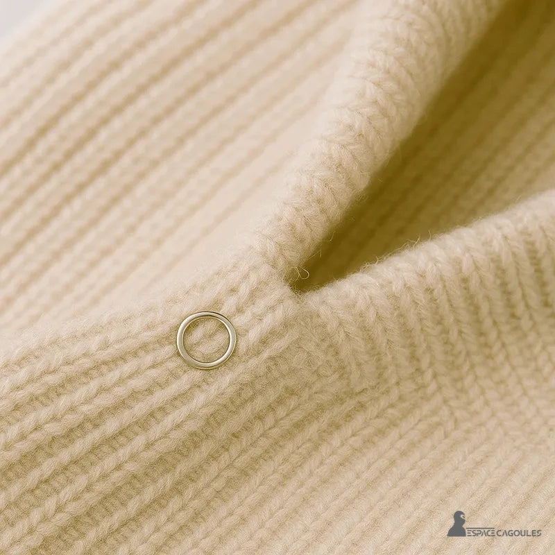 Cagoule Femme Beige avec bouton pression argenté mis en avant sur un gros plan de la maille côtelée