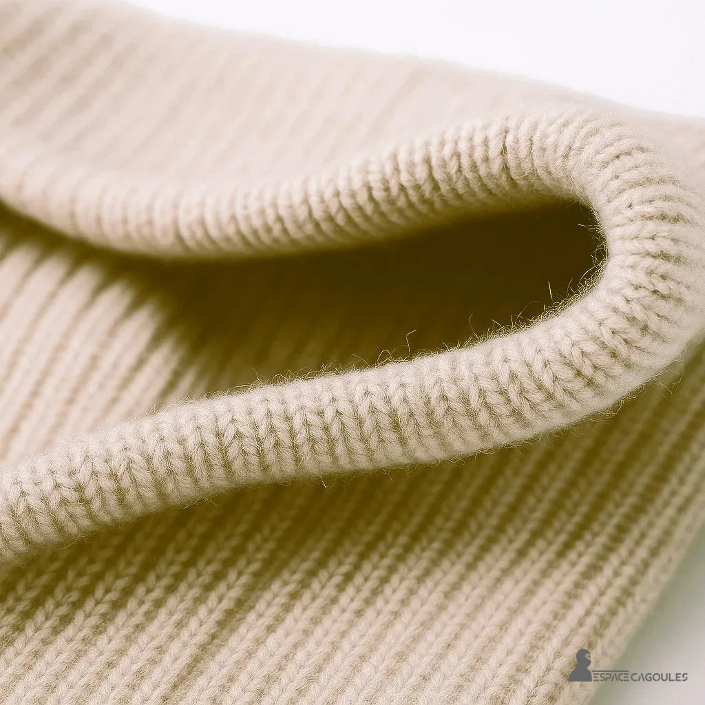 Cagoule Femme Beige vue en gros plan sur le col à double couture avec finition tricotée douce et ourlet plié