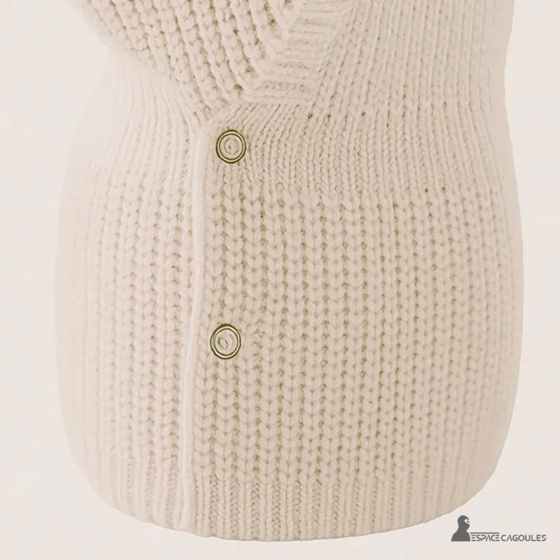 Cagoule Femme Beige focus sur les boutons pressions fermés au niveau du cou, soulignant la densité du tricot