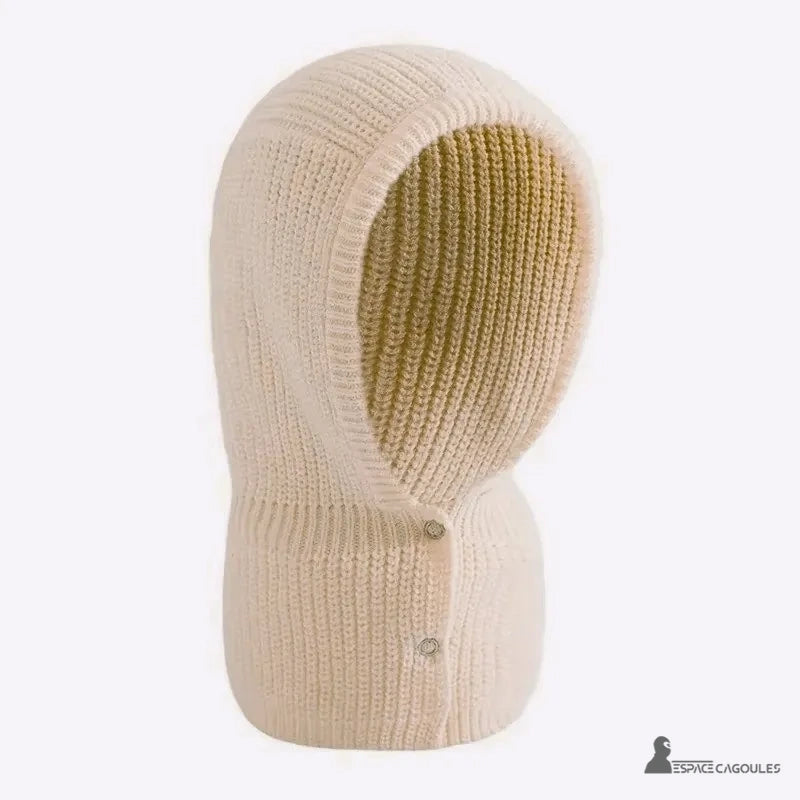 Cagoule Femme Beige photographiée de biais sur fond clair, mettant en valeur son épaisseur et son arrondi soigné