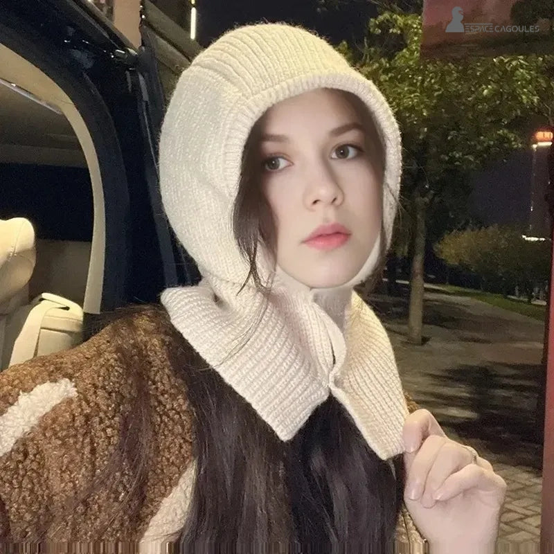 Cagoule Femme Beige portée par une jeune femme aux cheveux longs, prise en extérieur de nuit à la sortie d’un véhicule