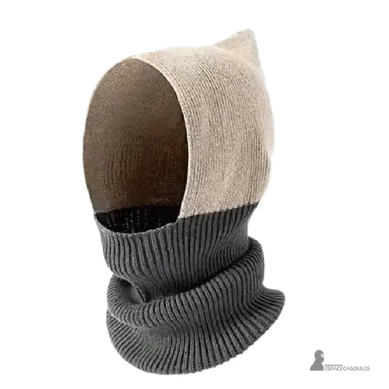 Cagoule femme chic beige et gris moderne en maille douce, idéale pour un look tendance hivernal.