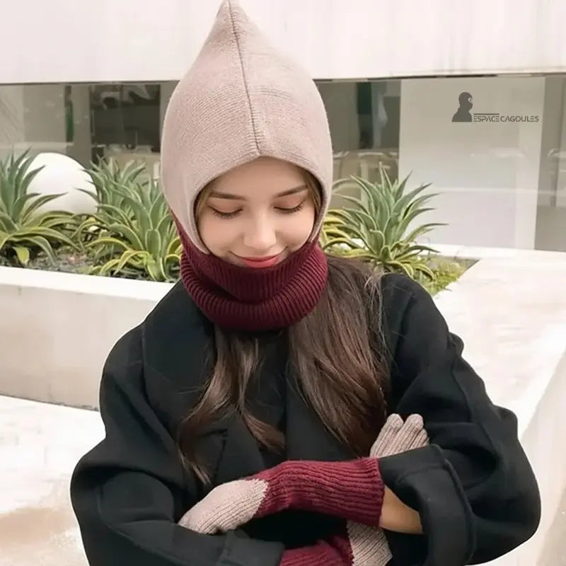 Cagoule femme chic beige et bordeaux portée par une femme en manteau noir, ambiance urbaine moderne.