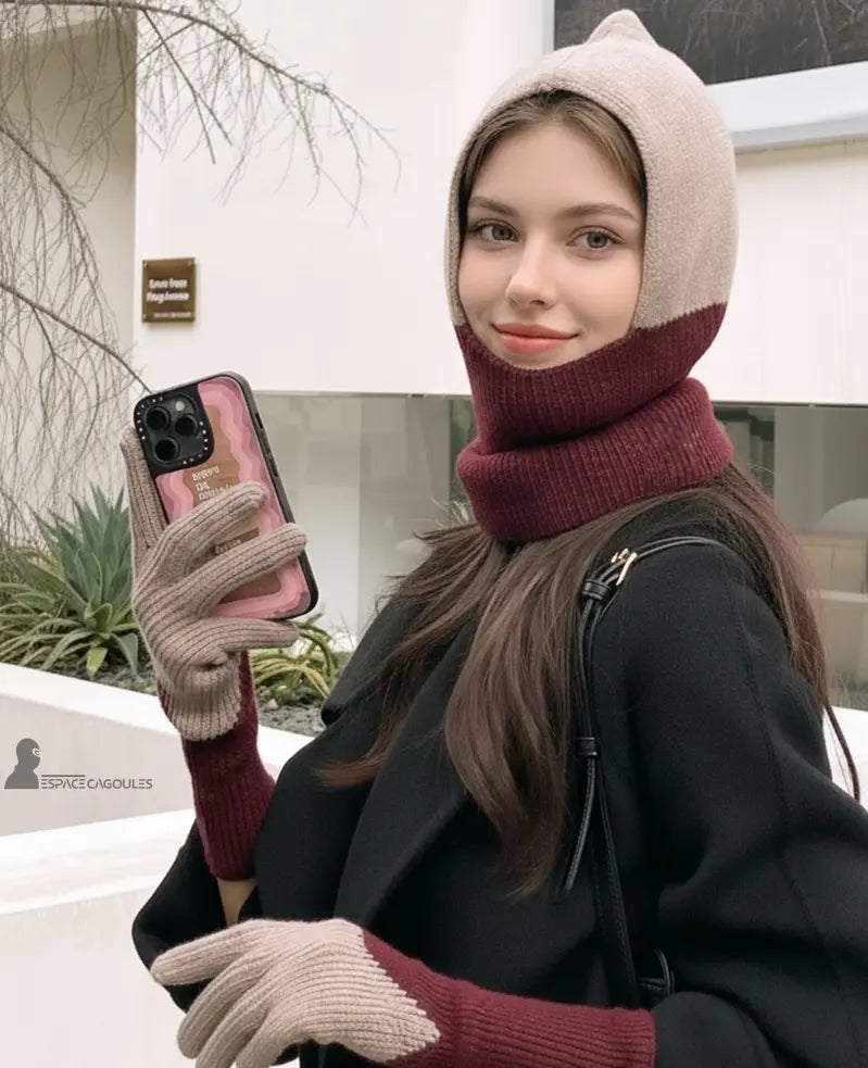 Cagoule femme chic beige et bordeaux avec gants assortis, tenue élégante et hivernale en extérieur.