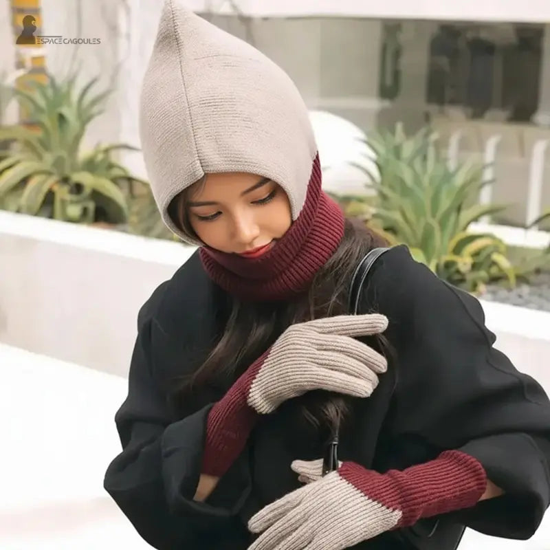 Cagoule femme chic beige et bordeaux tricotée, accessoire chaud assorti aux gants pour un style harmonieux.