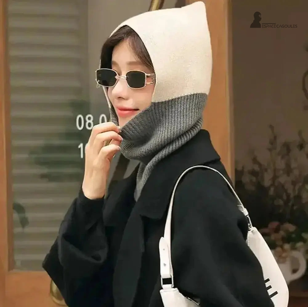 Cagoule femme chic beige et gris ajustée, mode urbaine élégante et protection thermique hivernale.