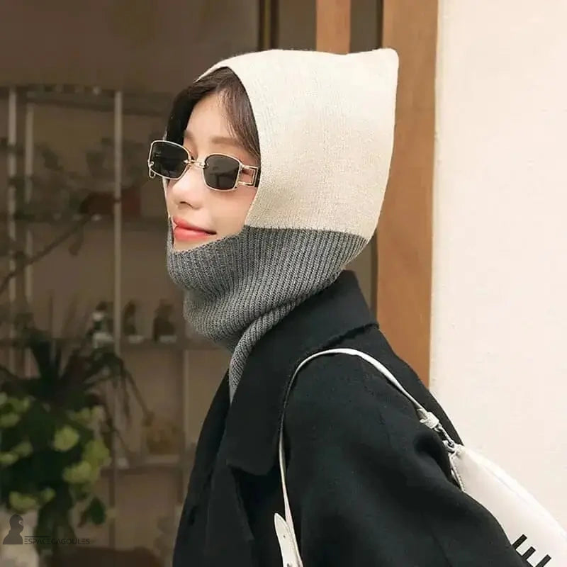 Cagoule femme chic bicolore beige et gris portée en extérieur, accessoire chaud et élégant pour l’hiver urbain.