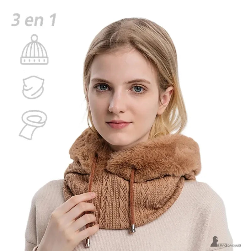 Damen-Kapuze aus Karamell-Fell, Frontansicht im Innenraum, 3-in-1-Modell mit warmer Kapuze und hochgestricktem Kragen - Cagoules Raum