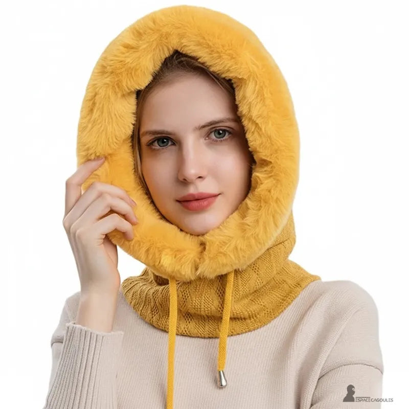 Damenmütze aus senfgelber Fell, mit offener Kapuze innen, dickem Fell und sichtbarem Strickmuster - Cagoules Raum