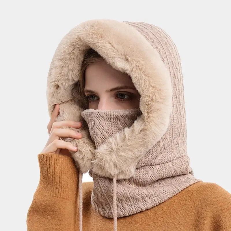 Cagoule femme fourrure beige avec doublure en fausse fourrure moelleuse et tricot raffiné, offrant chaleur et élégance pour l'hiver.