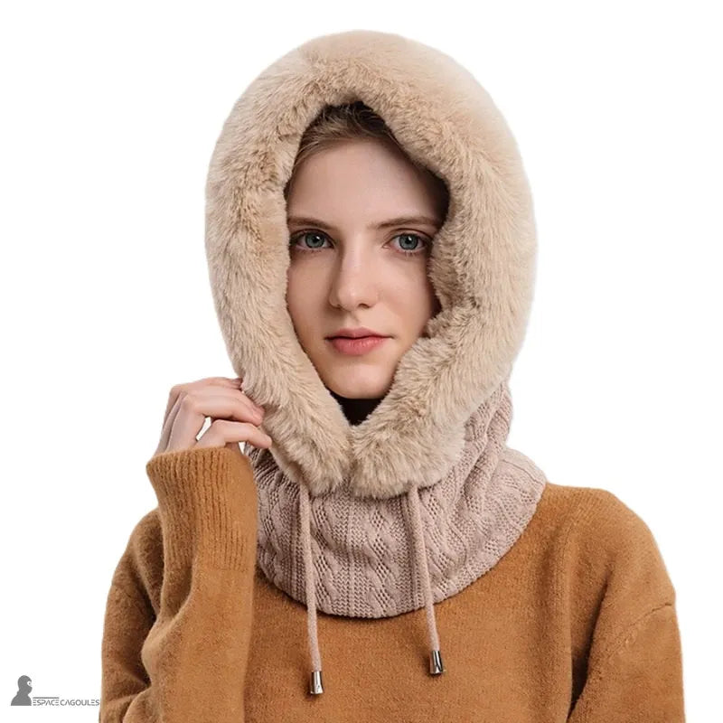 Damen-Kapuze aus beigem Khaki-Fell, weit offene Kapuze, weiches Strickmaterial und sichtbarer flauschiger Rand - Cagoules Raum