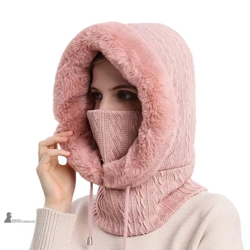 Damen-Pastellrosa-Fellhaube, warme Kapuze mit gestrickter Maske, Profilansicht drinnen vor hellem Hintergrund - Cagoules Raum
