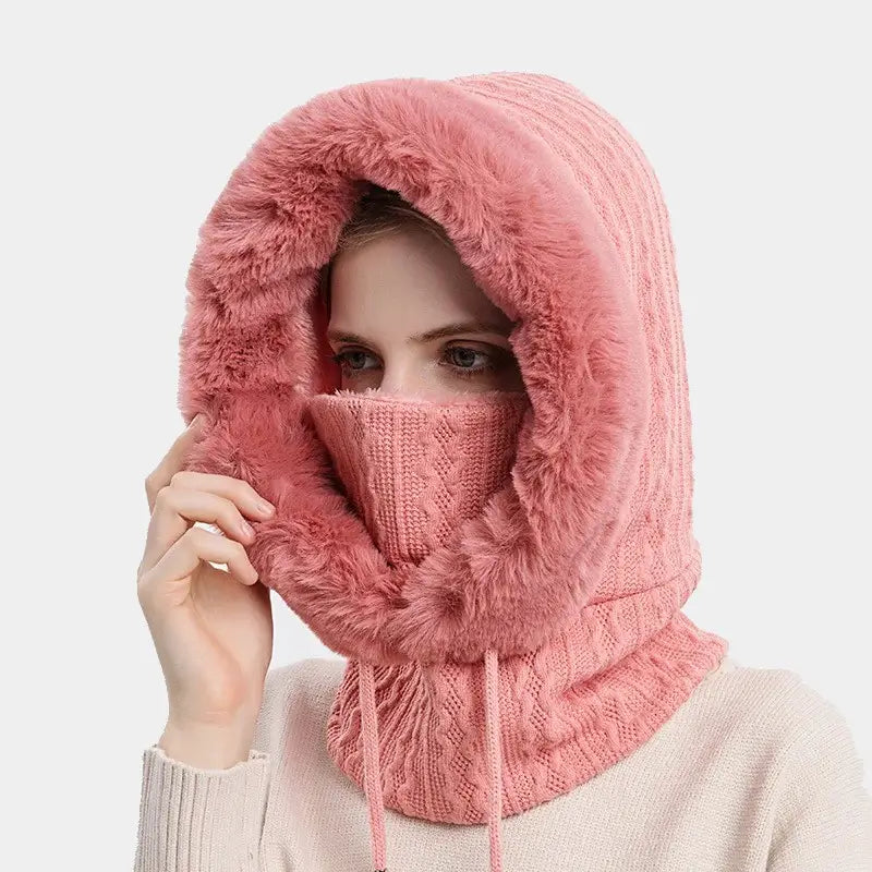 Cagoule femme fourrure rose avec doublure en fausse fourrure moelleuse et tricot raffiné, offrant une chaleur élégante pour les journées hivernales.