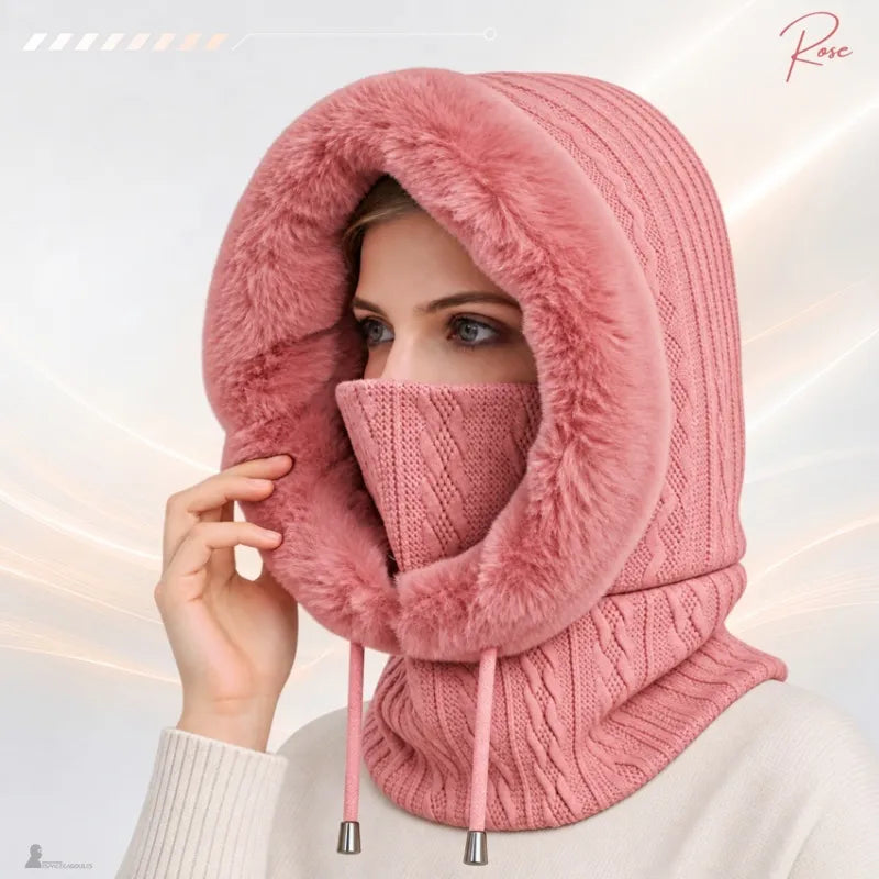 Cagoule femme fourrure rose portée avec le masque relevé, capuche en tricot torsadé et large bordure en fausse fourrure - Espace Cagoules