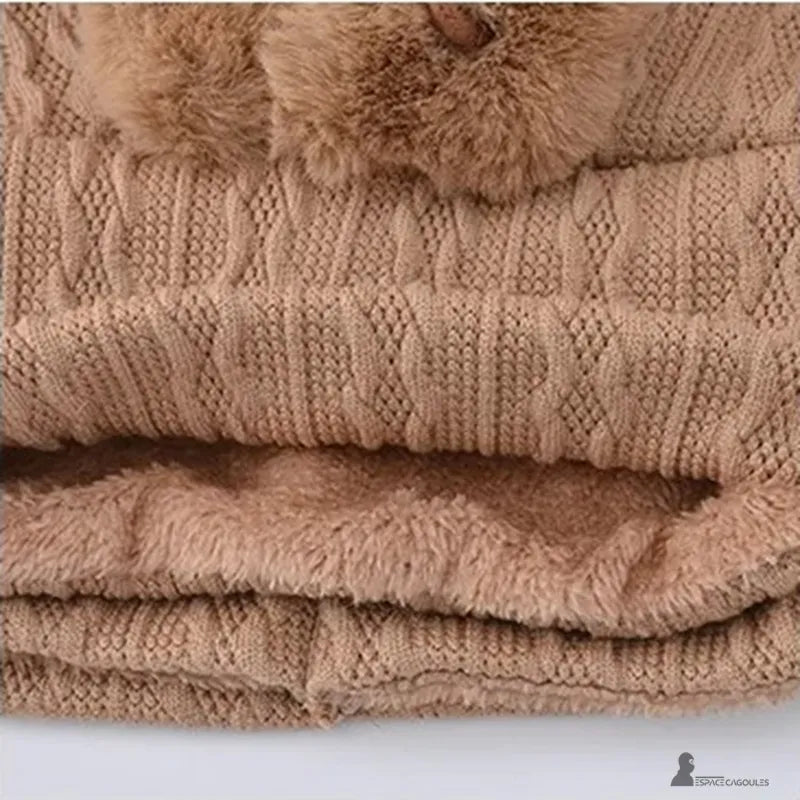 Damenhaube mit Fell, Nahaufnahme von beigem Strick und weichem Fleece-Futter, Materialdetails, die Wärme und winterlichen Komfort zeigen - Cagoules Raum