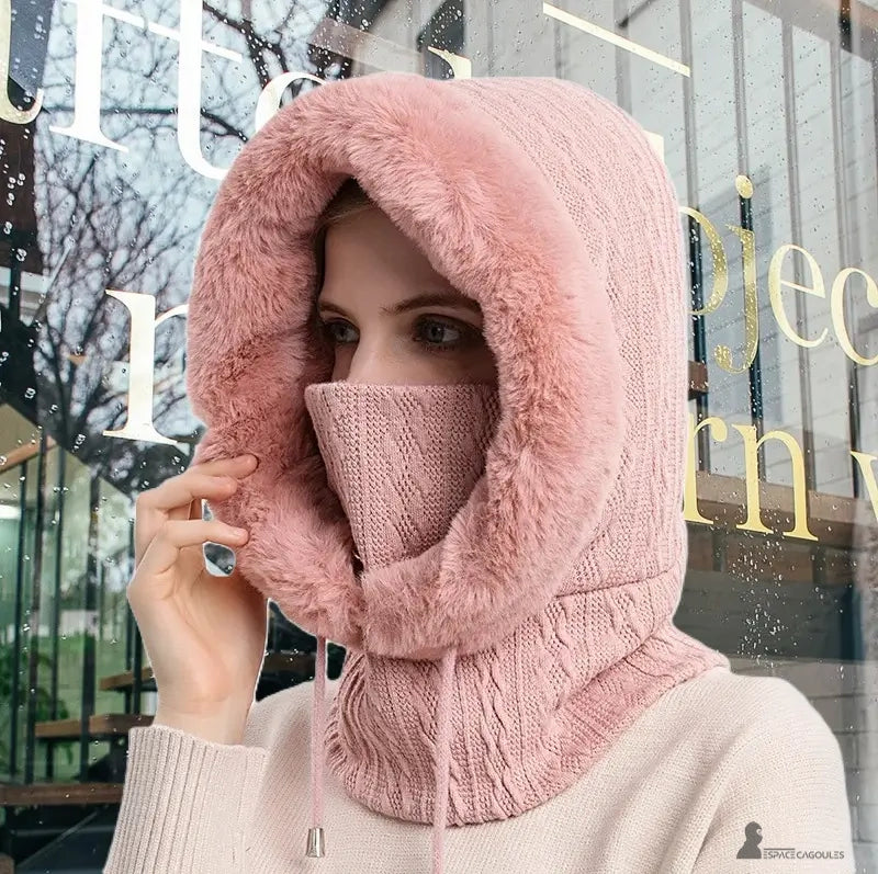 Damenhaube aus rosa Fell, getragen von einer Frau im Freien bei Regen, Strickkapuze und flauschigem Rand, Winter Schutz - Cagoule Raum