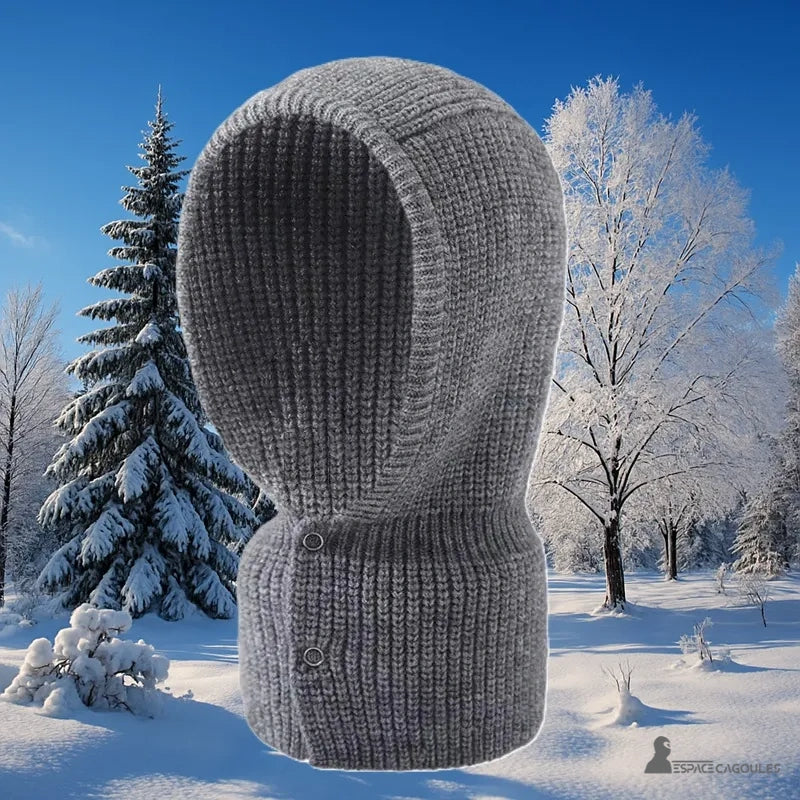 Cagoule Femme Grise tricotée avec boutons pression en pleine nature enneigée