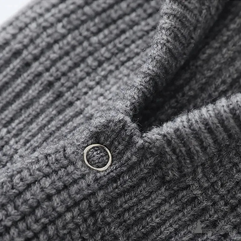 Cagoule Femme Grise avec détail du cou et tissu chaud en gros plan