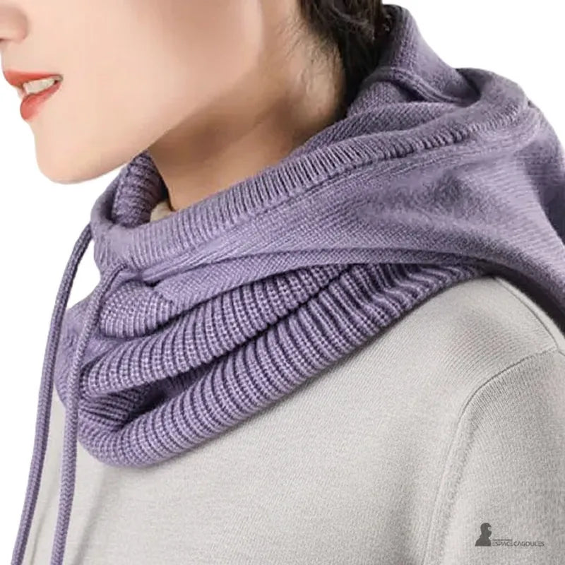 Passamontagna Donna inverno – vista di profilo che mostra la Passamontagna lilla abbassata attorno al collo, texture a maglia visibile e cordini lunghi – Spazio Passamontagna