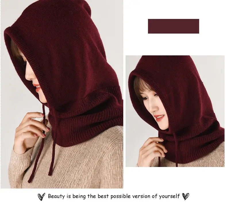 Vinröd vinterbalaclava i ull för kvinnor, sÀnkt profilvy som framhÀver den tÀckande skÀrningen