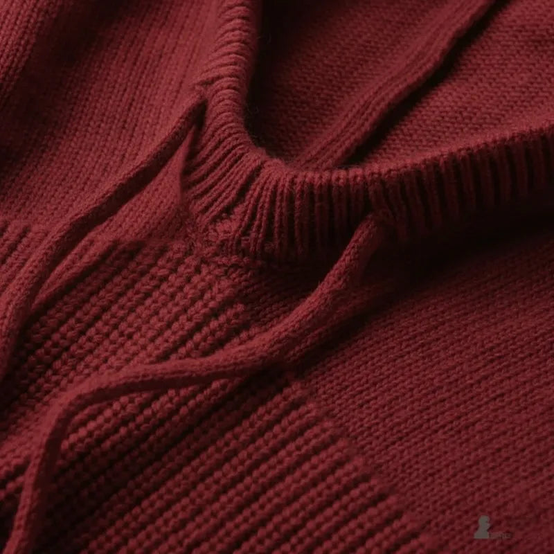 Vinröd vinterbalaklava för kvinnor, nÀrbild pÄ detaljerna i kragen och den tjocka stickade tröjan