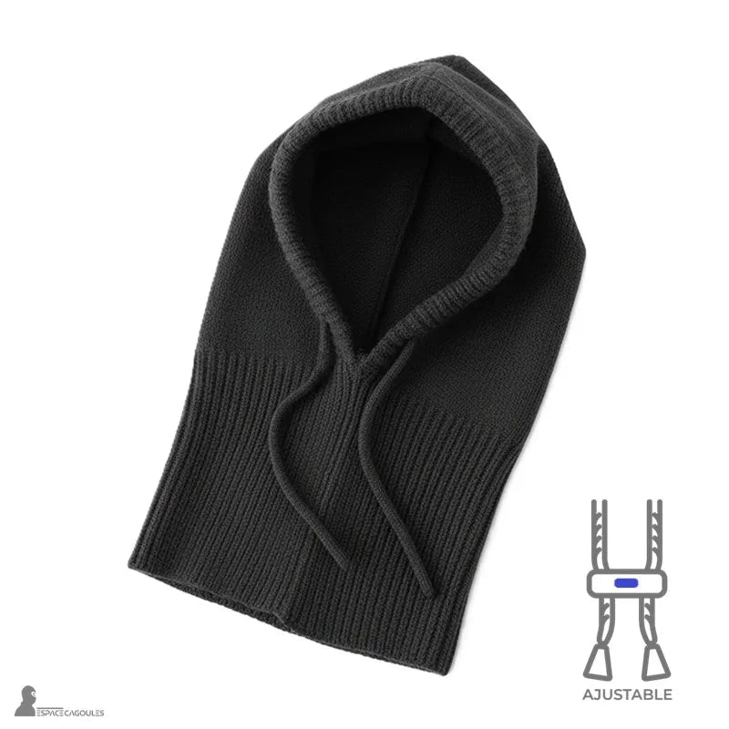 Passamontagna invernale da donna nera in maglia spessa fotografata piatta su sfondo bianco, con il cappuccio e i cordini regolabili ben visibili - Spazio Passamontagna