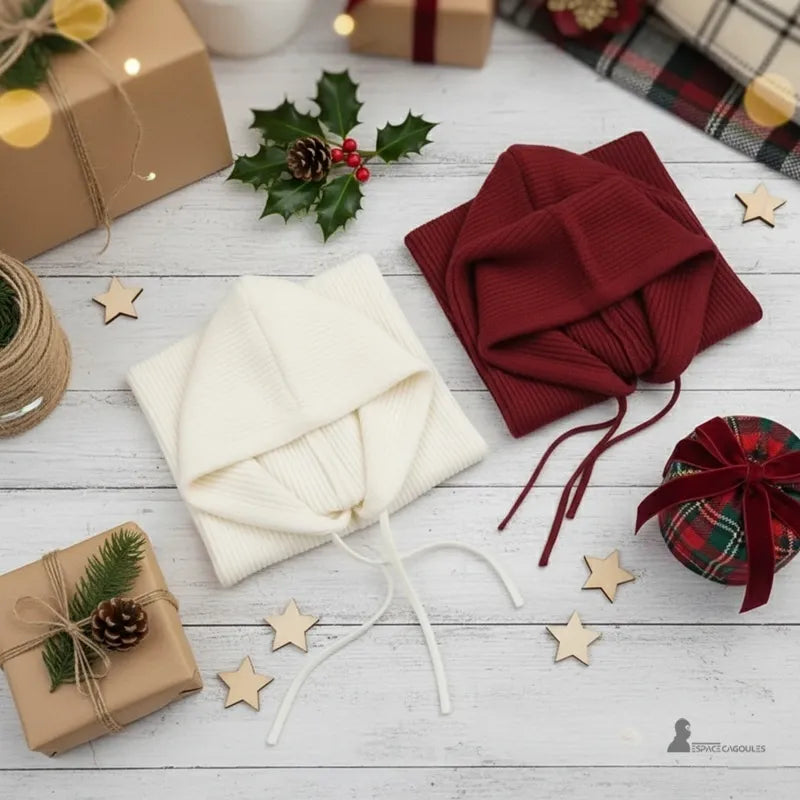 Donna passamontagna nero a maglia invernale, regalo di Natale su tavolo di legno, scatola regalo, stelle e agrifoglio