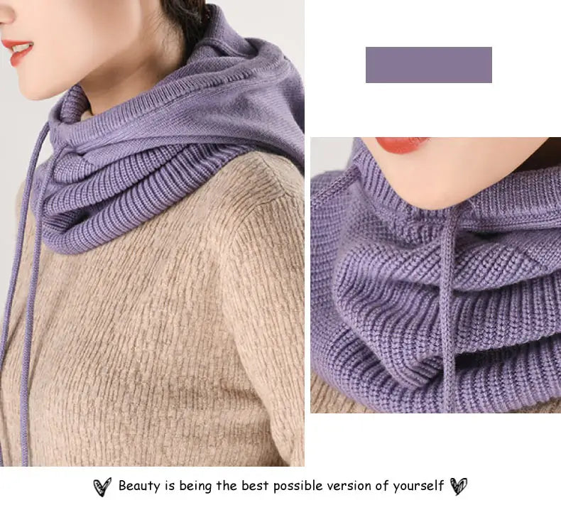 Lila vinterbalaklava dam i stickad ull, sliten i profil med huvan nedsÀnkt runt halsen