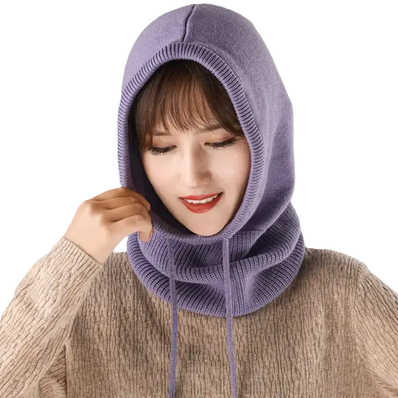 Elegant lila vinterbalaklava för kvinnor, som bÀrs av en kvinna inomhus med mjuk och bekvÀm stickning