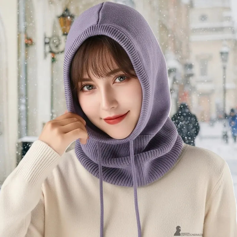 Passamontagna Donna inverno – donna che indossa una Passamontagna di maglia lilla all'aperto con neve sullo sfondo, cappuccio aderente e maglia spessa – Passamontagna-donna-inverno - Spazio Passamontagna