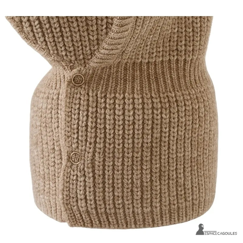 Cagoule Femme Maille zoom sur les boutons fermés à hauteur du cou, soulignant la texture tricotée et la finition soignée