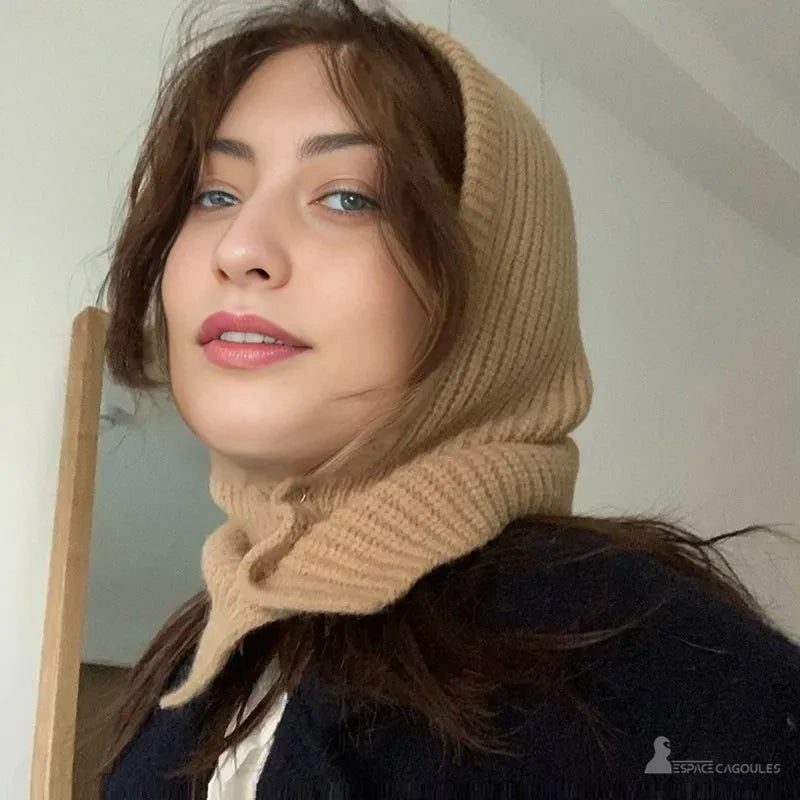 Cagoule Femme Maille portée par une jeune femme en intérieur, mettant en valeur le tombé naturel de la capuche et sa couleur douce