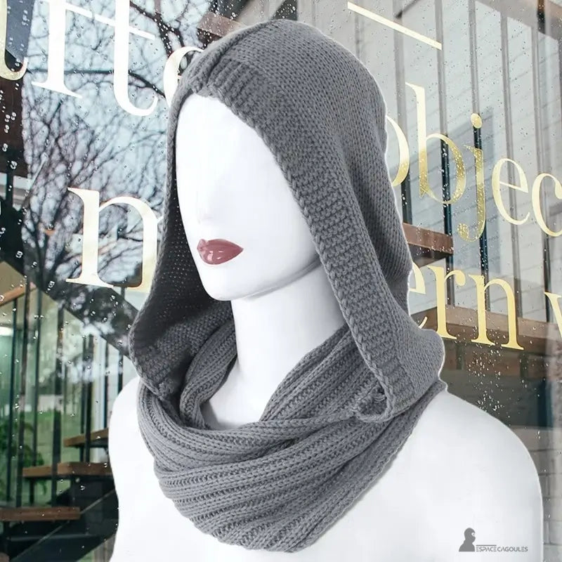 Trendig mörkgrå mode kvinnors balaklava i tjock stickad stickning som bärs på en modell i urban stil